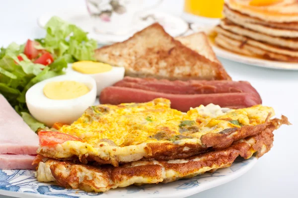 Omelet met ham, spekjes en groenten — Stockfoto