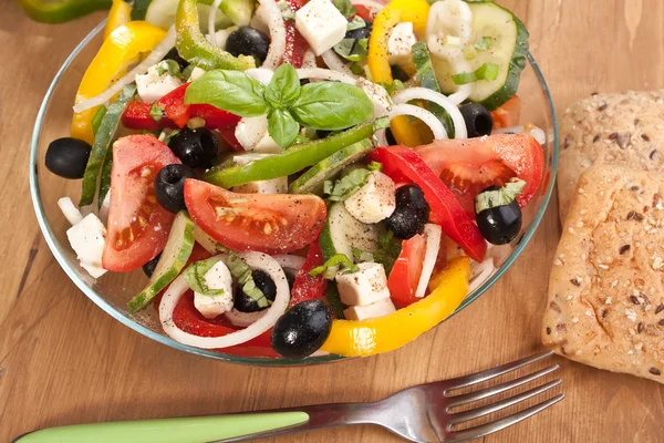 Healthy greek salad bowl — Stock Photo, Image