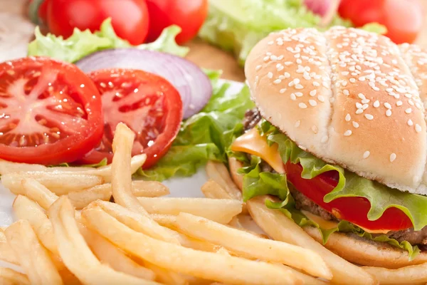 Çizburger, kızarmış patates ve bir içki ile — Stok fotoğraf
