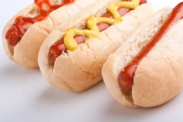 Drei klassische Hot Dogs — Stockfoto