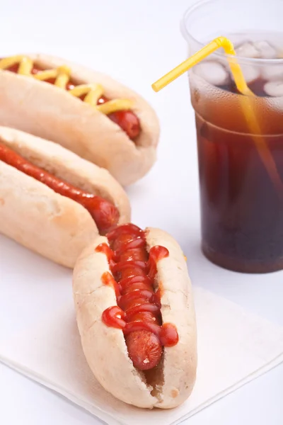 Gruppe von Hotdogs und Getränken — Stockfoto