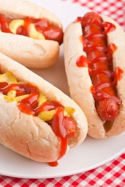 Gruppe von Hot Dogs auf einem Teller — Stockfoto