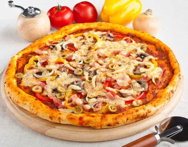 ham, mushroom and vegetable pizza
