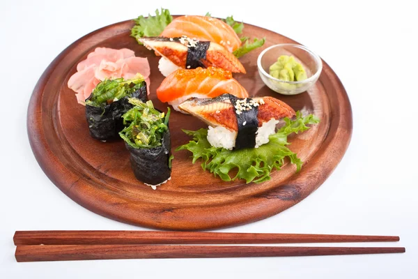 Sushi na drewnianej tacy — Zdjęcie stockowe