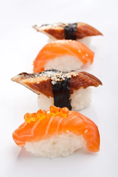 Rökt ål och lax sushi — Stockfoto