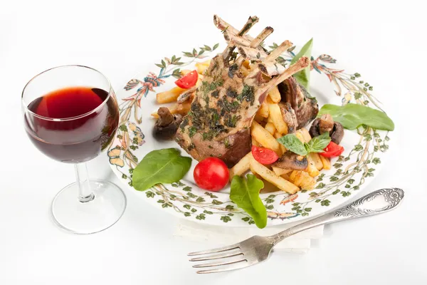 Costillas de barbacoa en un plato con verduras — Foto de Stock