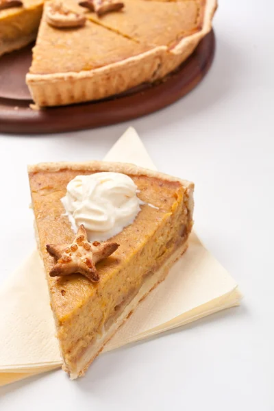 Tarta de calabaza con crema batida — Foto de Stock