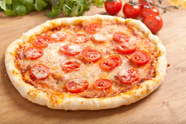 Margerita pizza — Zdjęcie stockowe