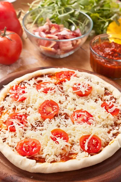 Сырая пицца Маргарита — стоковое фото