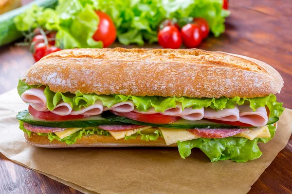 Dlouhá bageta sendvič se salátem Stock Obrázky