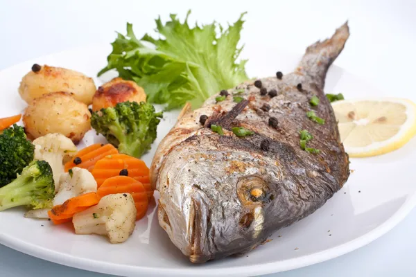 Sea Bream fish with vegetables — Stock Image Sea Bream fish with vegetables Stock Photo