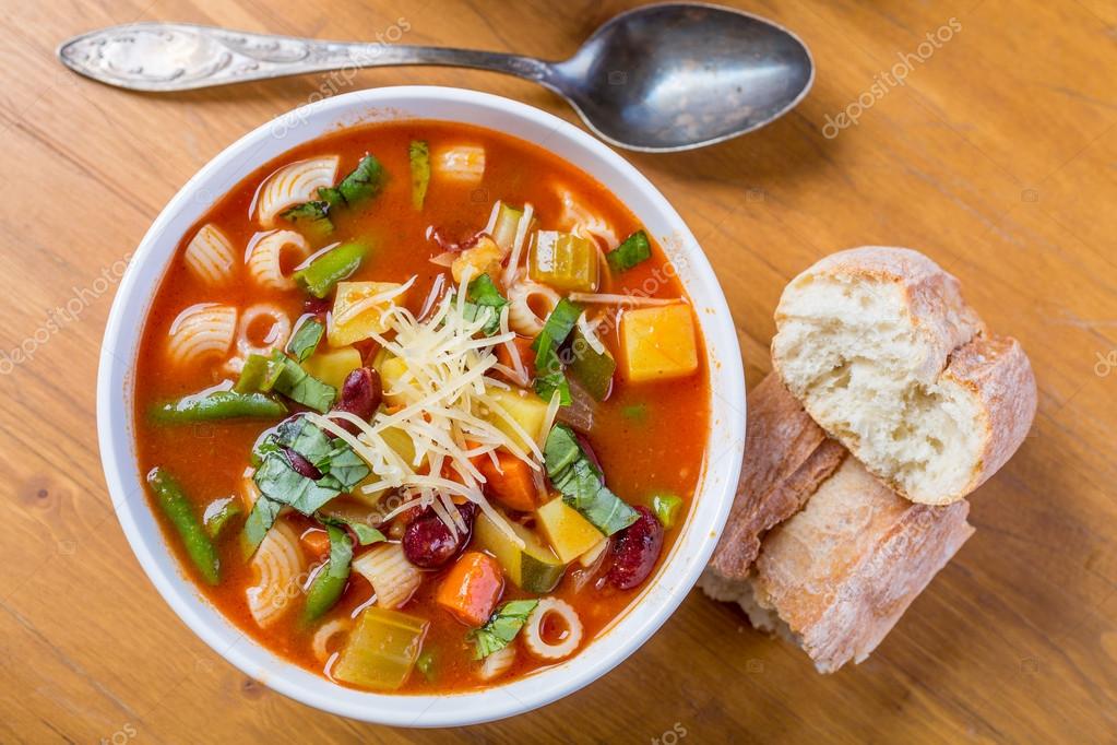 Minestrone Soup with Pasta, Beans and Vegetables — Stock Photo © Nalga