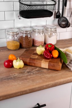 Mutfak kompozisyonu, özel tasarım ahşap tahta, sebze, iç kısımda mutfak havlusu.