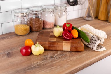 Mutfak kompozisyonu, özel tasarım ahşap tahta, sebze, iç kısımda mutfak havlusu.