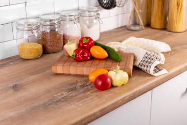 Mutfak kompozisyonu, özel tasarım ahşap tahta, sebze, iç kısımda mutfak havlusu.