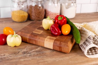 Mutfak kompozisyonu, özel tasarım ahşap tahta, sebze, iç kısımda mutfak havlusu.