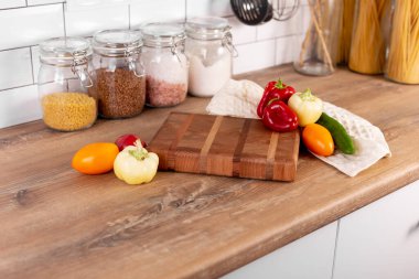 Mutfak kompozisyonu, özel tasarım ahşap tahta, sebze, iç kısımda mutfak havlusu.