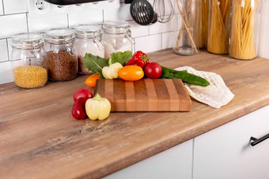 Mutfak kompozisyonu, özel tasarım ahşap tahta, sebze, iç kısımda mutfak havlusu.