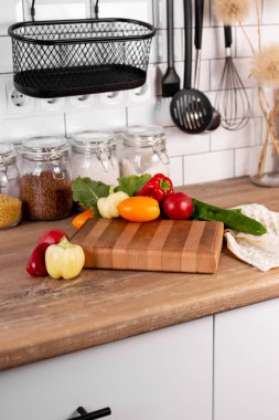 Mutfak kompozisyonu, özel tasarım ahşap tahta, sebze, iç kısımda mutfak havlusu.