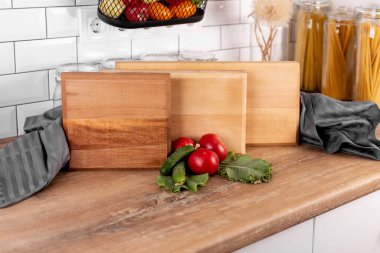 Mutfak kompozisyonu, özel tasarım ahşap tahta, sebze, iç kısımda mutfak havlusu.