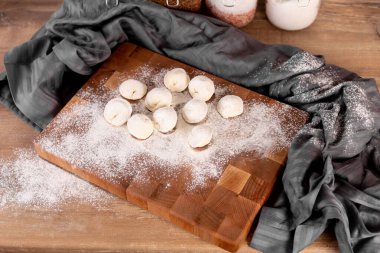 Mutfak kompozisyonu, özel tasarım ahşap tahta, sebze, iç kısımda mutfak havlusu.