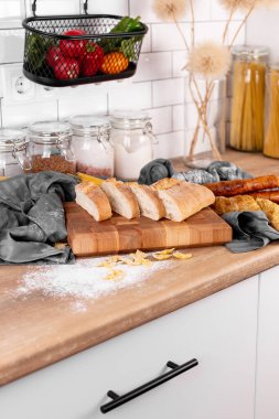 Mutfak kompozisyonu, özel tasarım ahşap tahta, sebze, iç kısımda mutfak havlusu.