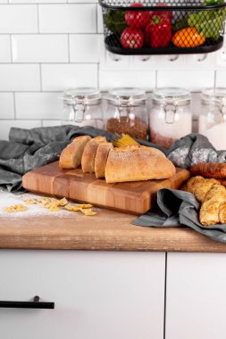 Mutfak kompozisyonu, özel tasarım ahşap tahta, sebze, iç kısımda mutfak havlusu.