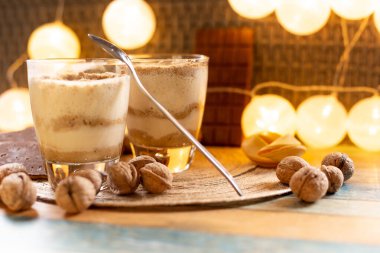 Cevizli ve kurabiyeli, kışın yemişli tatlı.