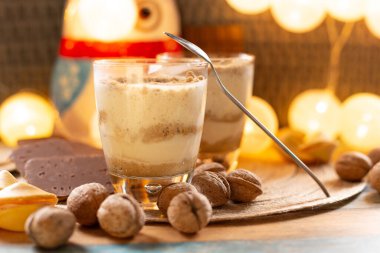 Cevizli ve kurabiyeli, kışın yemişli tatlı.