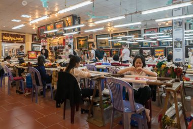Vietnam - 3 Kasım 2017: Bir grup işçinin kumaşa el yapımı Vietnam nakışı yaptığı manzara.