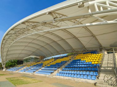 Cyberjaya, Malezya - 25 Nisan 2022: Cyberjaya Malezya 'daki Perdana gölünün yanındaki Putrajaya Su Sporları Kompleksinin manzarası.