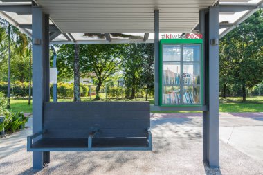 Kuala Lumpur, Malezya - 13 Mayıs 2022: Titiwangsa Lake Gardens, Kuala Lumpur Malezya 'da kütüphanesi bulunan halk bankı manzarası.