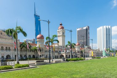 Kuala Lumpur- 20 Haziran 2022: Kuala Lumpur Malezya 'nın Jalan Raja kentindeki Merdeka Meydanı' nın önündeki Sultan Abdul Samad binası. İnsanlar etrafını keşfederken görülebilir..