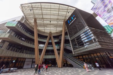 Kuala Lumpur, Malezya - 19 Haziran 2022: LaLaport BBCC 'nin dış görünüşü, Kuala Lumpur' un merkez alışveriş bölgesi olan Bukit Bintang 'da yer almaktadır. İnsanlar etrafını keşfederken görebilir..