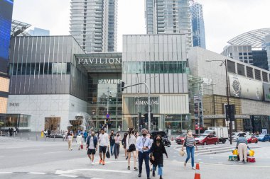 Kuala Lumpur, Malezya - 10 Haziran 2022: Pavilion Kuala Lumpur manzarası. İnsanlar onun etrafında keşfe ve alışverişe çıkabilirler..
