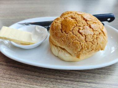 Tereyağlı ananaslı çöreğin yakın görüntüsü.