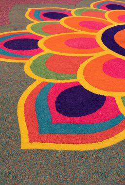 Diwali ya da Deepavali kutlamaları için güzel renkli Hint geleneksel Rangoli dekorasyonunun yakın görüntüsü