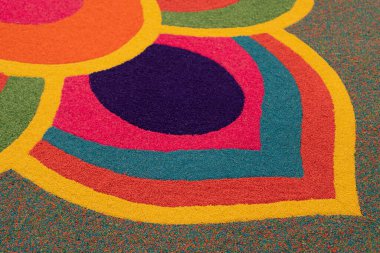 Diwali ya da Deepavali kutlamaları için güzel renkli Hint geleneksel Rangoli dekorasyonunun yakın görüntüsü