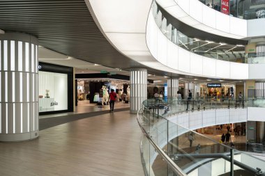 Kuala Lumpur, Malezya - 12 Ekim 2022: Utama Alışveriş Merkezi 'nin iç görünümü, insanlar çevresindeki keşifleri ve alışverişleri görebilirler.