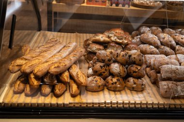 Fırındaki tepside satılan çeşitli hamur işleri ve ekmekler..