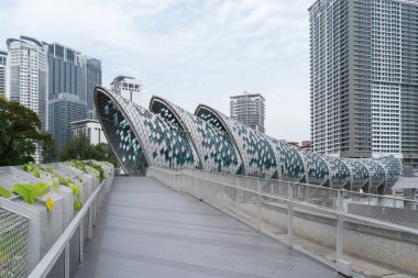 Kuala Lumpur, Malezya - 23 Ekim 2022: Kamp Baru 'yu Kuala Lumpur' daki Ampang yoluna bağlayan yaya köprüsünün manzarası.