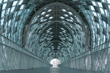 Kuala Lumpur, Malezya - 23 Ekim 2022: Kamp Baru 'yu Kuala Lumpur' daki Ampang yoluna bağlayan yaya köprüsünün manzarası.