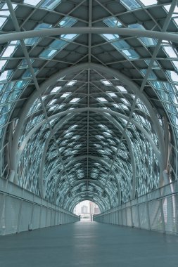 Kuala Lumpur, Malezya - 23 Ekim 2022: Kamp Baru 'yu Kuala Lumpur' daki Ampang yoluna bağlayan yaya köprüsünün manzarası.