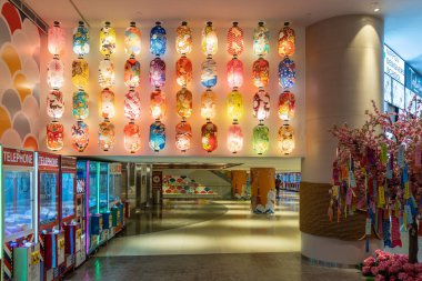 Kuala Lumpur, Malezya - 24 Ekim 2022: Pavilion Bukit Jalil 'deki Tokyo Town' daki renkli oyuncak pençe vinç makineleri.