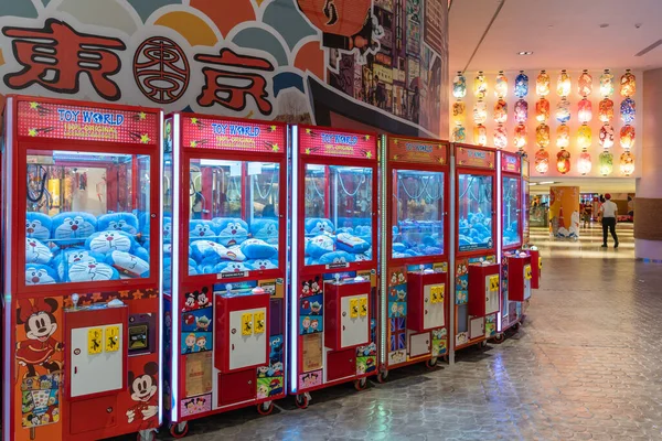 马来西亚吉隆坡 2022年10月24日 在东京小镇的展馆中 人们可以看到五彩缤纷的街机玩具爪起重机正在四处探索 — 图库照片
