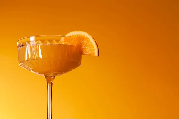 Glas Veganistisch Fruit Alcoholvrije Mimosa Cocktail Verfrissende Feestelijke Oranje Mocktail Rechtenvrije Stockafbeeldingen