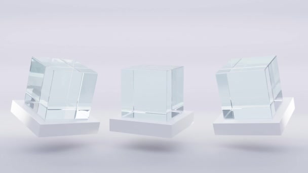 白いスタンドのガラスまたはプラスチック製のキューブ。空の明確な正方形のショーケースは、灰色の背景に表彰台、結晶ブロックを表示します。ディスプレイ用のモックアップアクリルまたはプレキシガラスボックス。現実的なセット3Dレンダリングアニメーション — ストック動画