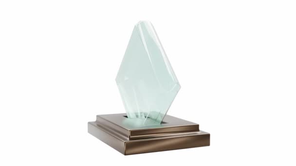 Animação 3d, troféu de prêmio de vidro ou prêmio vencedor no pedestal de madeira. Placa de cristal transparente ou armação de diamante acrílico com etiqueta dourada em branco, copo de losango isolado no fundo branco — Vídeo de Stock