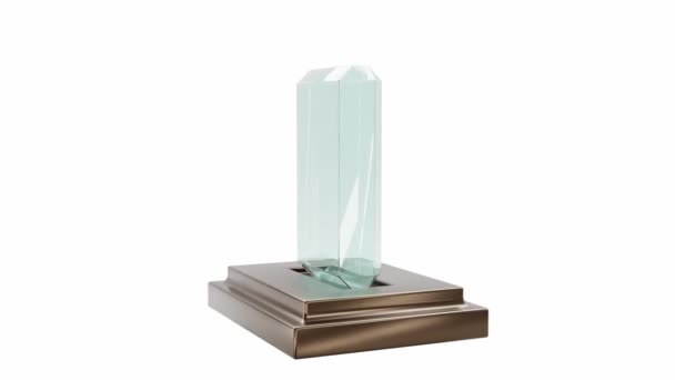 Szklane trofeum lub nagroda zwycięzcy na drewnianym cokole. Mockup pusty kryształ płyta lub jasne prostokątne ramy akrylowe, puchar sportowy na stoisku izolowane na białym tle. Realistyczna animacja, renderowanie 3D — Wideo stockowe