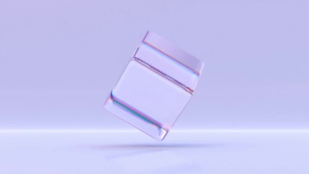 Ιριδίζων κύβος κρυστάλλου ή μπλοκ με διαθλαστική επίδραση των ακτίνων στο γυαλί. Ουράνιο τόξο σαφές τετράγωνο κουτί από ακρυλικό ή plexiglass σε κίνηση με φως διασποράς σε μωβ φόντο, 3d καθιστούν animation — Αρχείο Βίντεο